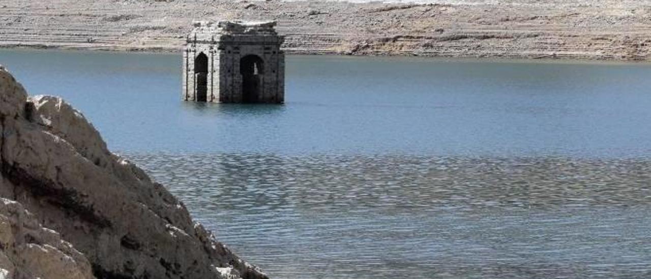 Un alga inocua del Xúquer causa el sabor a tierra del agua potabilizada