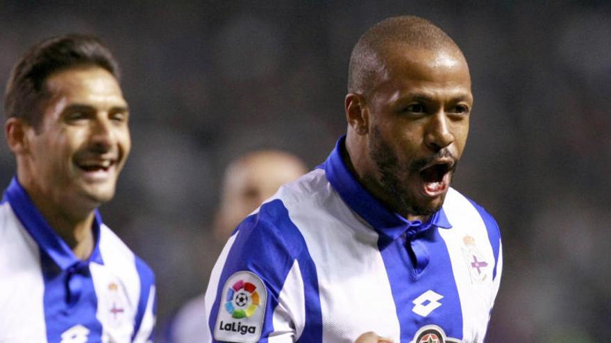 El defensa del Deportivo Sidnei celebra su gol a la Real.