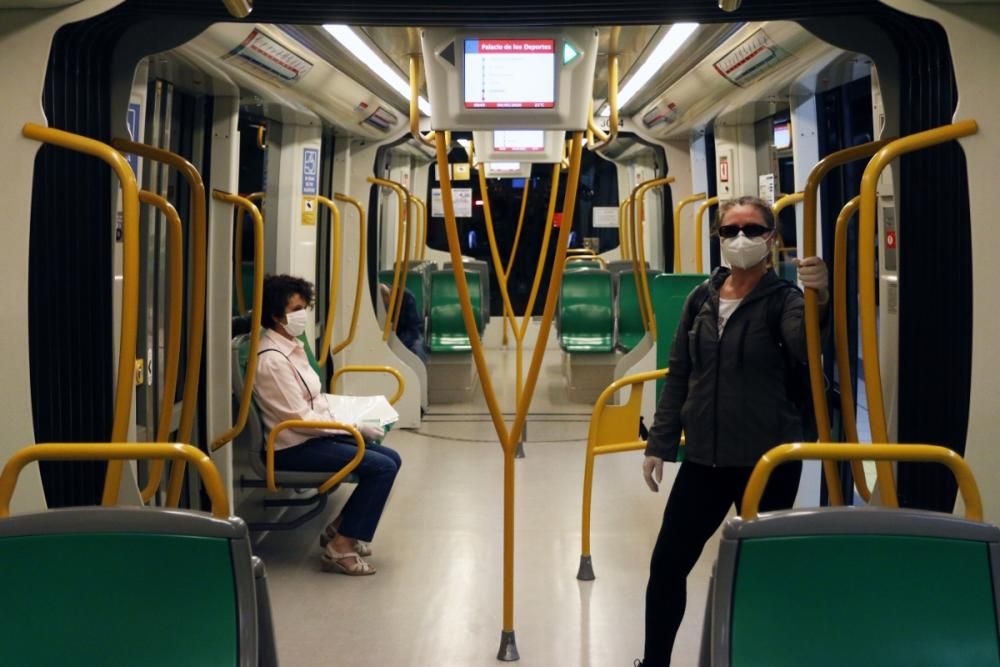 Medidas de seguridad y reparto de mascarillas en el metro de Málaga.