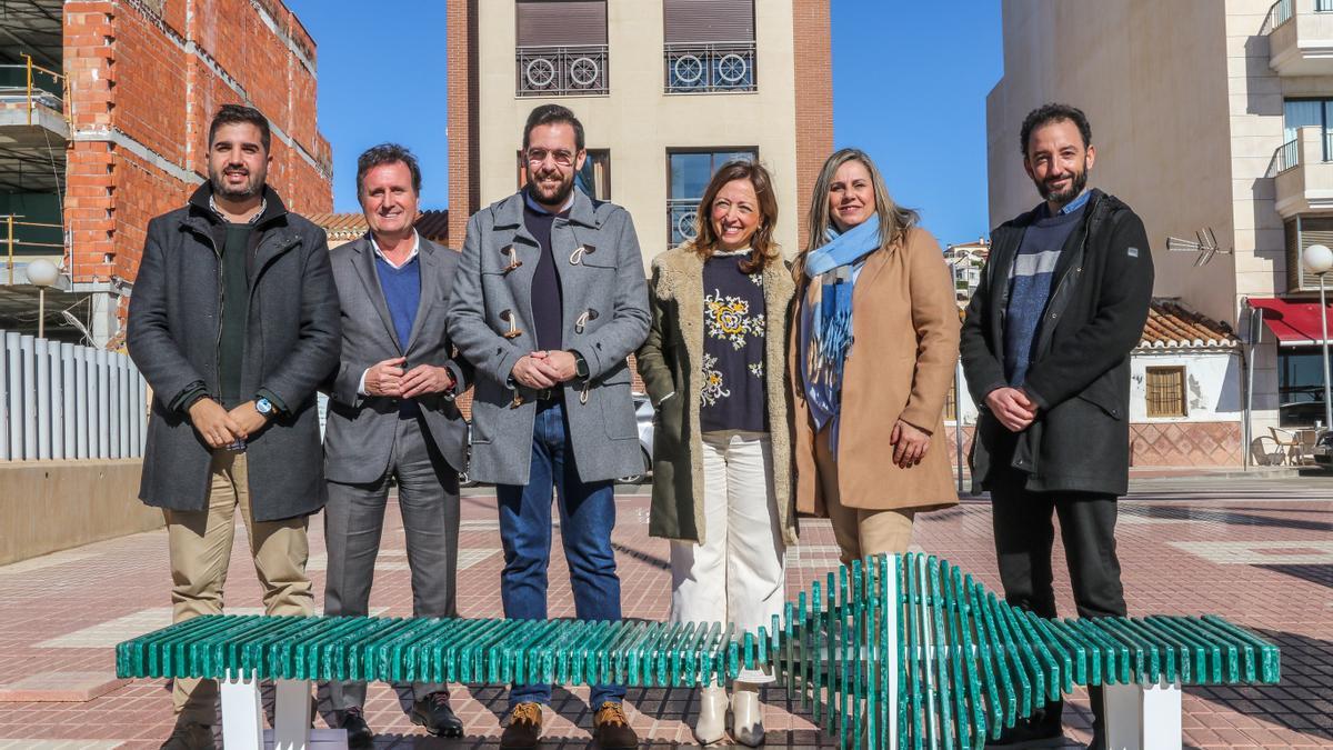 Caleta de Vélez (Málaga), ya cuenta con uno de los 15 bancos que Mares Circulares de Coca-Cola