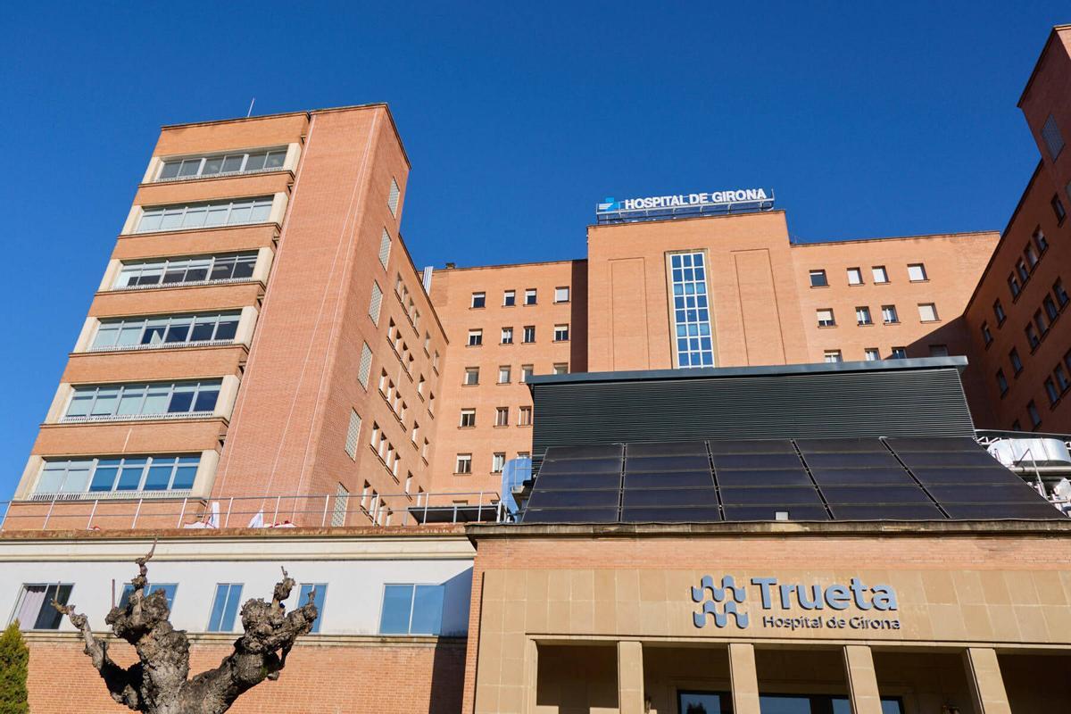 Desplegament de la lona commemorativa 70è aniversari Hospital Trueta