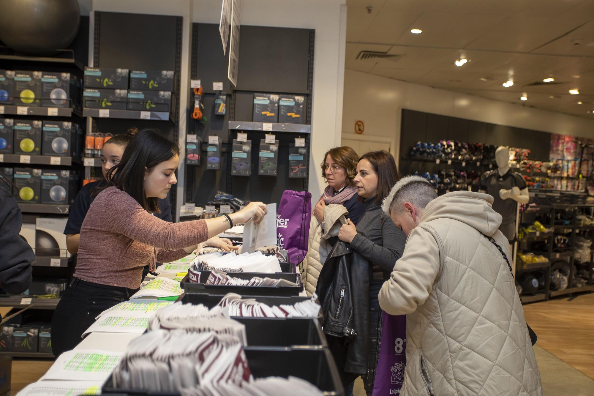 Entrega de dorsales de la Carrera de la Mujer (viernes por la tarde)