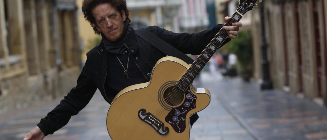 Willie Nile, con su guitarra, ayer, en la calle Galiana.