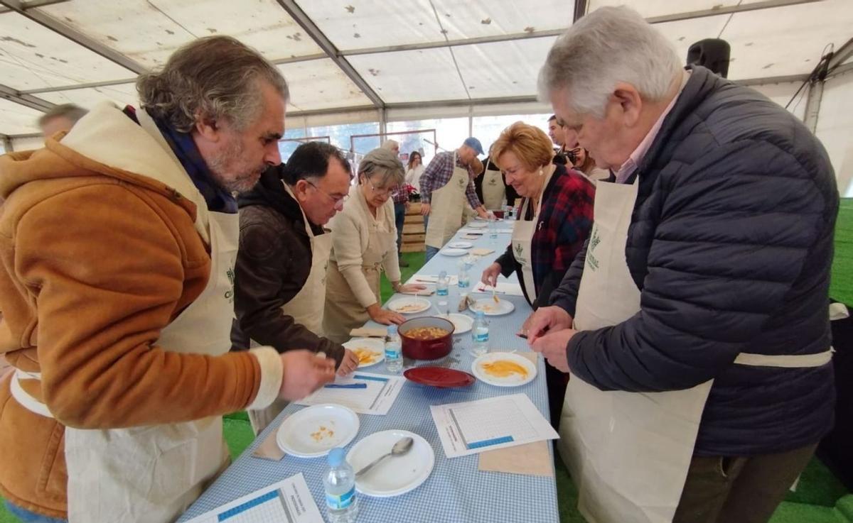 Miembros del jurado, durante la degustación.