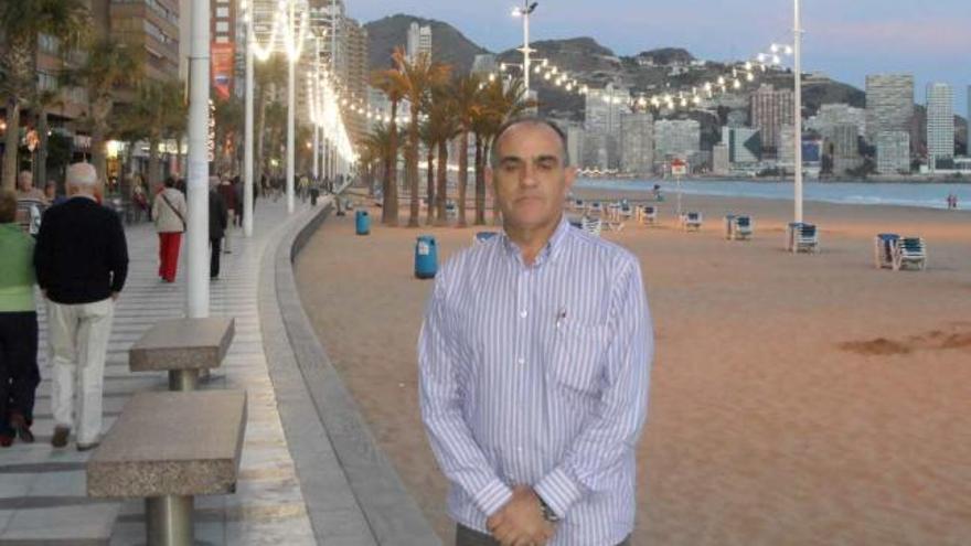 Adolfo Murillo en la Playa de Levante, muy cerca de donde se celebrará el acto.