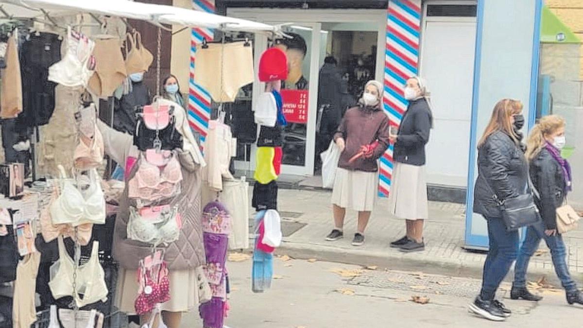 Dos monjas, ayer, en la parte del mercadillo del ‘Dijous Bo’.