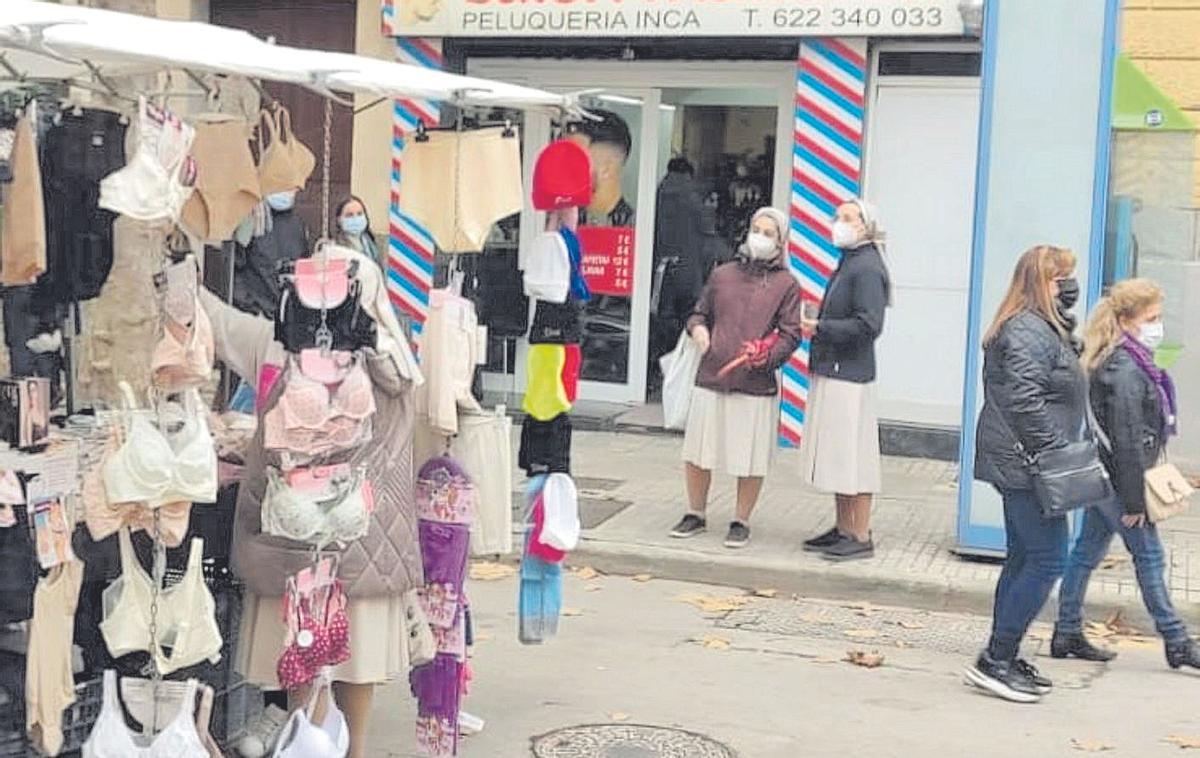 Dos monjas, ayer, en la parte del mercadillo del ‘Dijous Bo’.