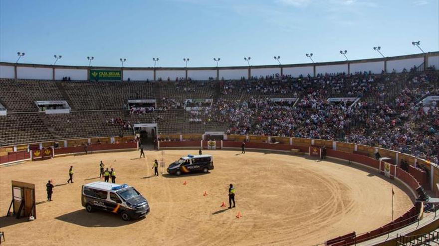 Exhibición de la Policía Nacional en la plaza de toros