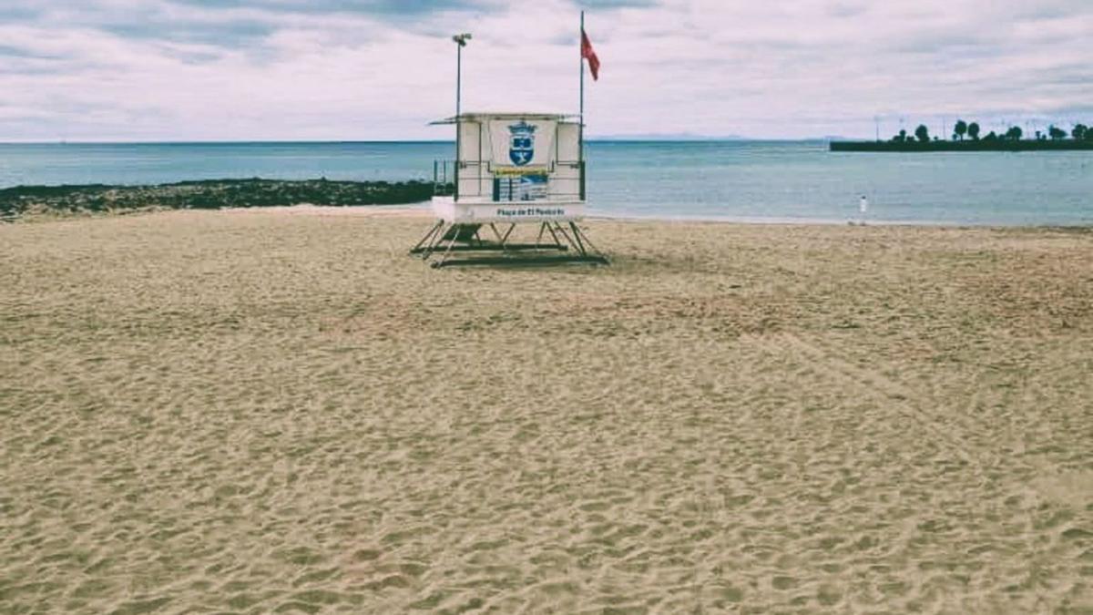 Bandera roja en la playa de El Reducto, en una imagen de archivo.