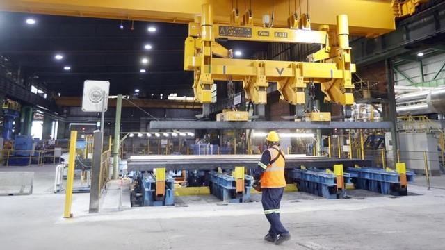 La industria modera la caída anual.