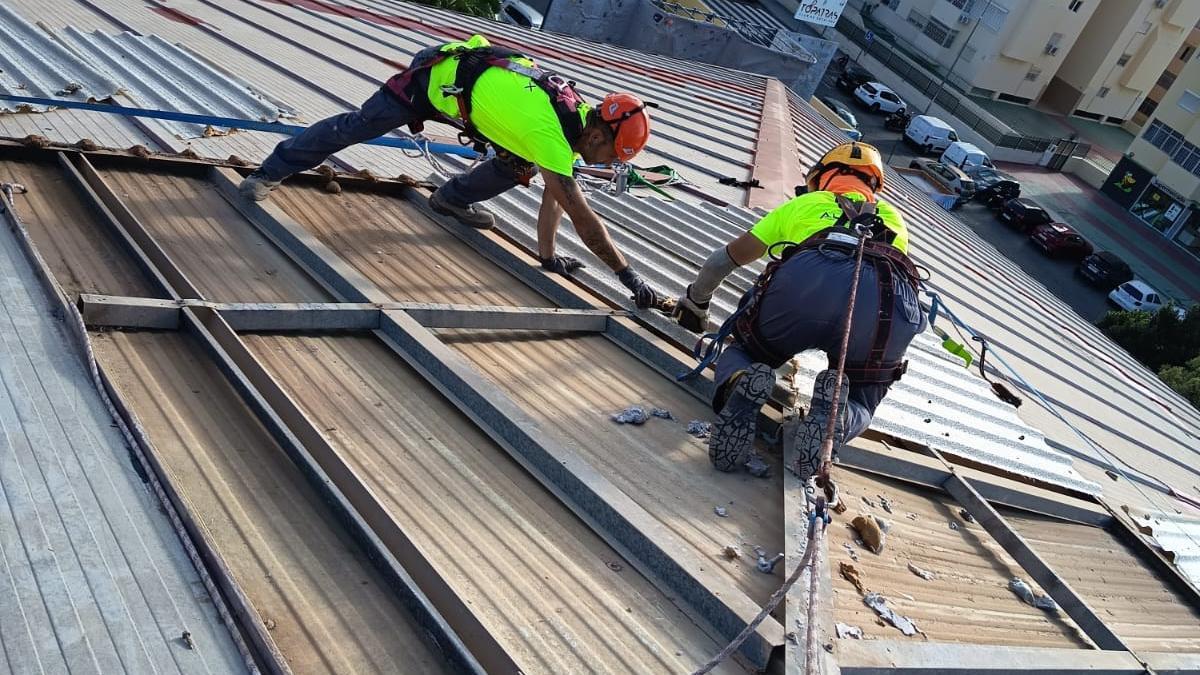 Operarios realizan las obras de reparación y reposición de la techumbre del Pabellón de San Fernando.