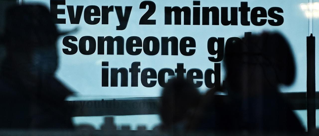 Un mensaje del Servicio Nacional de Salud (NHS) advierte sobre la propagación del coronavirus en el University College Hospital, Londres