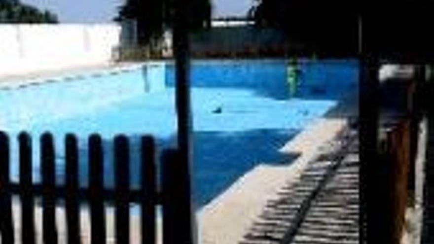 Aliseda realiza mejoras en la piscina municipal