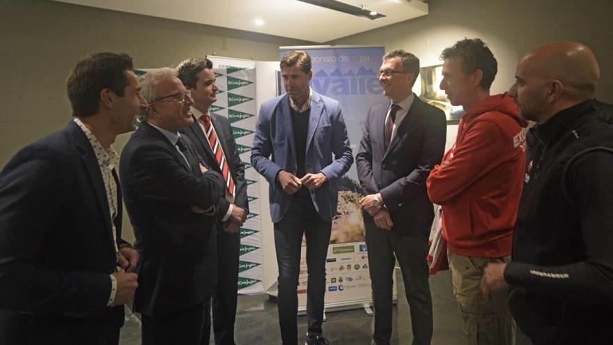 Un momento de la presentación ayer, con Raúl Chapado, de la prueba en El Corte Inglés.