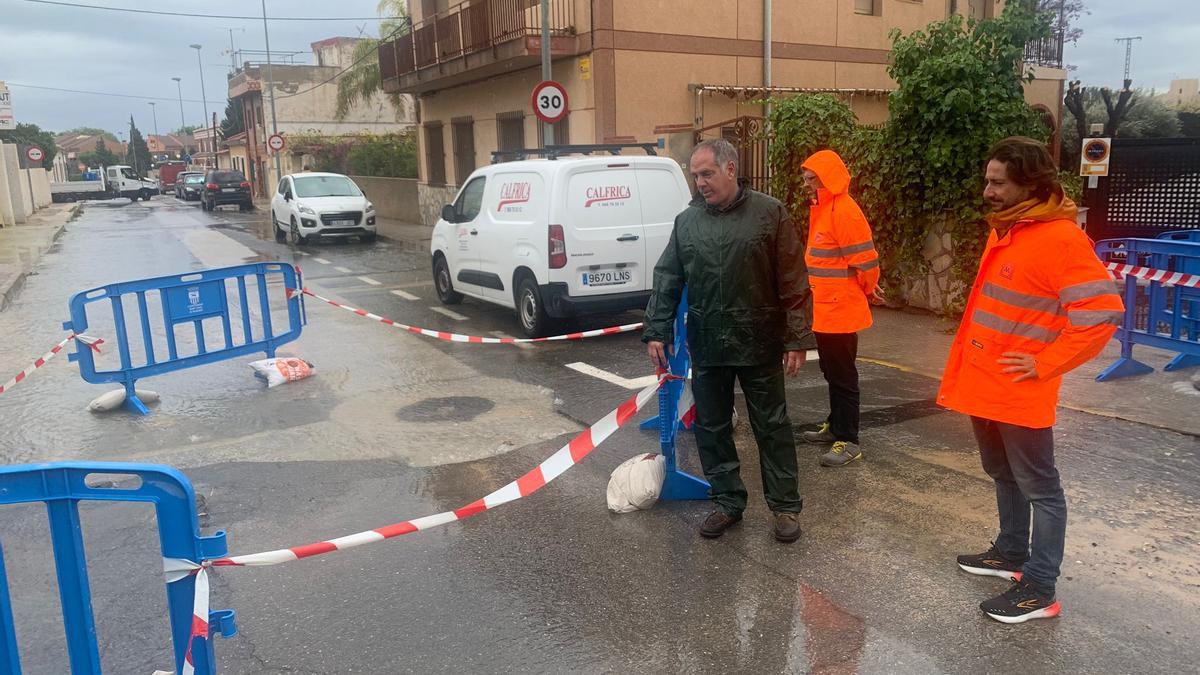 Román en una de las calles cortadas por la lluvia de este martes.