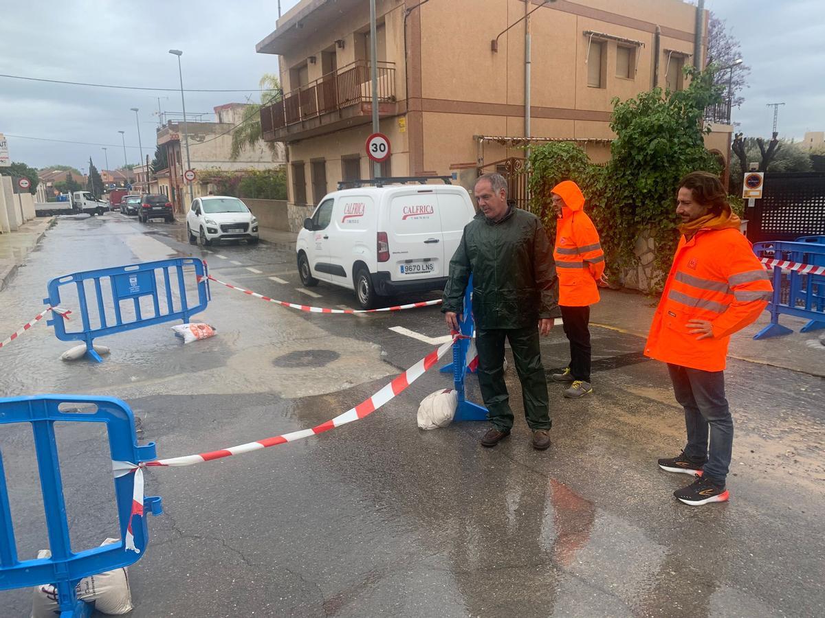 Román en una de las calles cortadas por la lluvia de este martes.