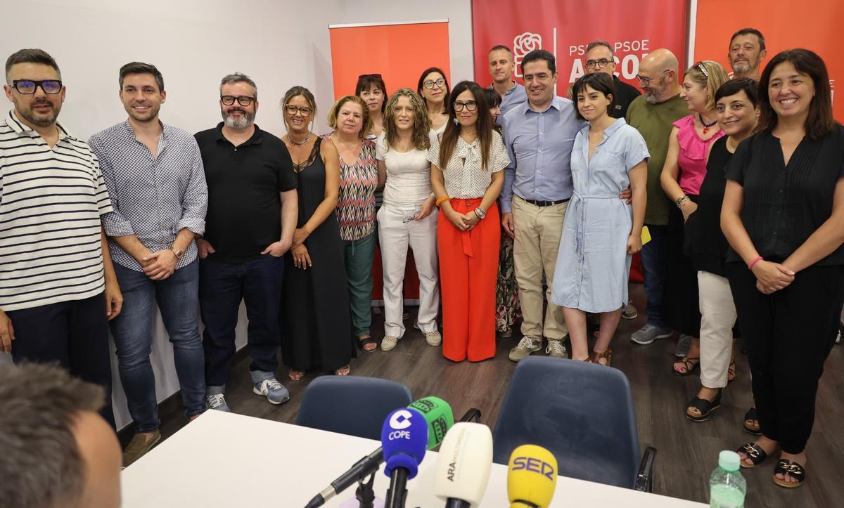 Francés y Zamorano arropados por cargos socialistas tras la rueda de prensa