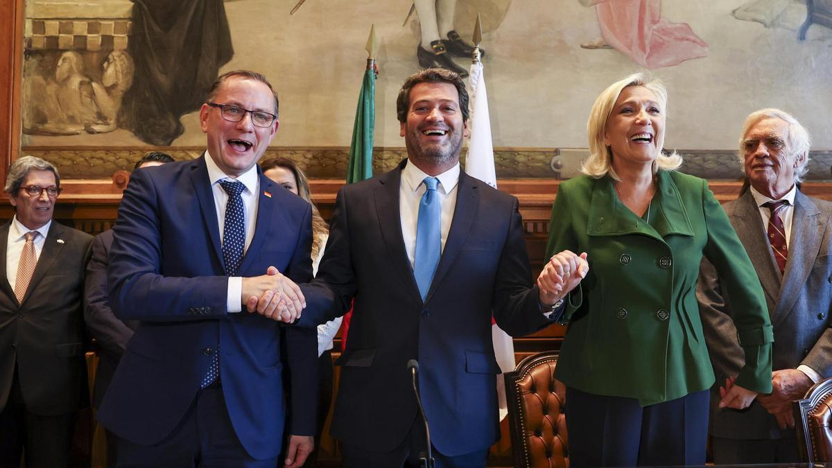 El líder de la extrema derecha en Portugal, André Ventura, da la mano a la ultra francesa Marine Le Pen y al alemán Tino Chrupalla.