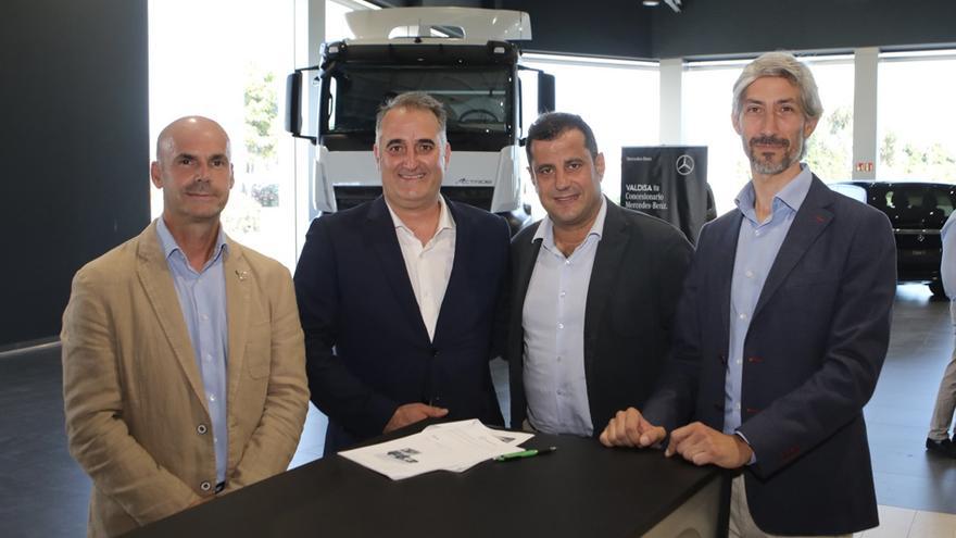 Pedro Santiago, Roberto Atienza, Juan Vicente Cervera  y Mario Polo, en las instalaciones de Mercedes-Benz Trucks de Valdisa.