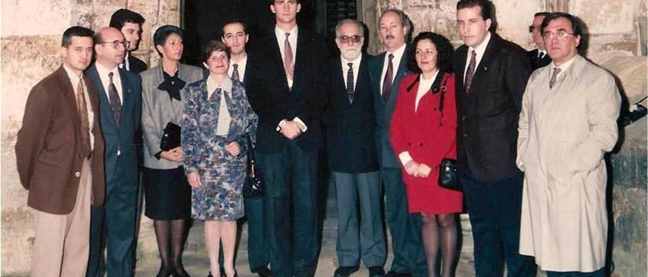 Don Felipe, entonces Príncipe de Asturias, posando con la directiva de &quot;Cubera&quot; con motivo de la entrega del premio &quot;Pueblo ejemplar de Asturias&quot; concedido en 1991 al colectivo de Villaviciosa.