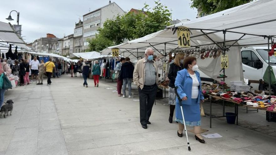 El Mercado do Revolto y el mercadillo ambulante activan las ventas en Cangas