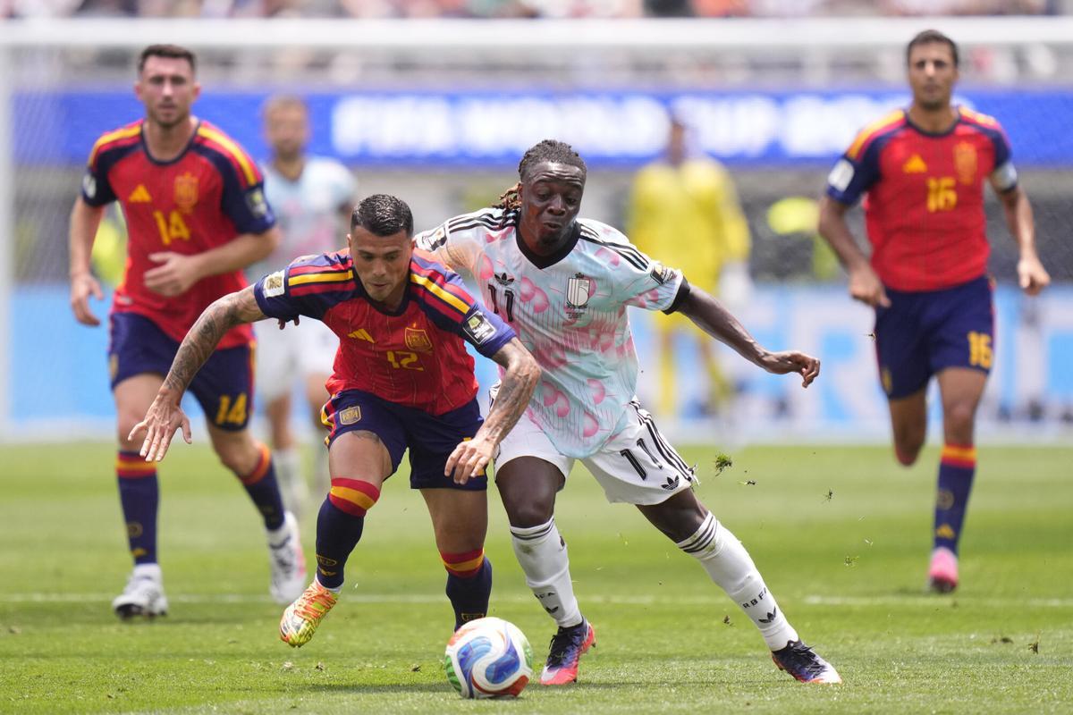Pedro Porro of Spain and Jeremy Doku of Belgium compete for the ball during the FIFA World Cup 2026 Quarter Final match between Spain and Belgium at Los Angeles Stadium on July 10, 2026 in Inglewood, California. AFP7 09/07/2026 ONLY FOR USE IN SPAIN. Jose Breton / AFP7 / Europa Press;sport;football;soccer;player;team;FIFA;World Cup;ZSPORT;ZSOCCER;Spain;Belgium;Spain v Belgium: Quarter Final - FIFA World Cup 2026;