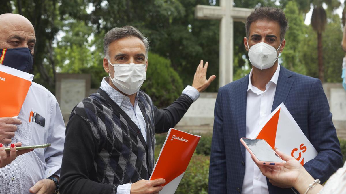 Vidal, Marín-Buck y Ventura, ayer, durante la rueda de prensa enfrente de la cruz del Ribalta.