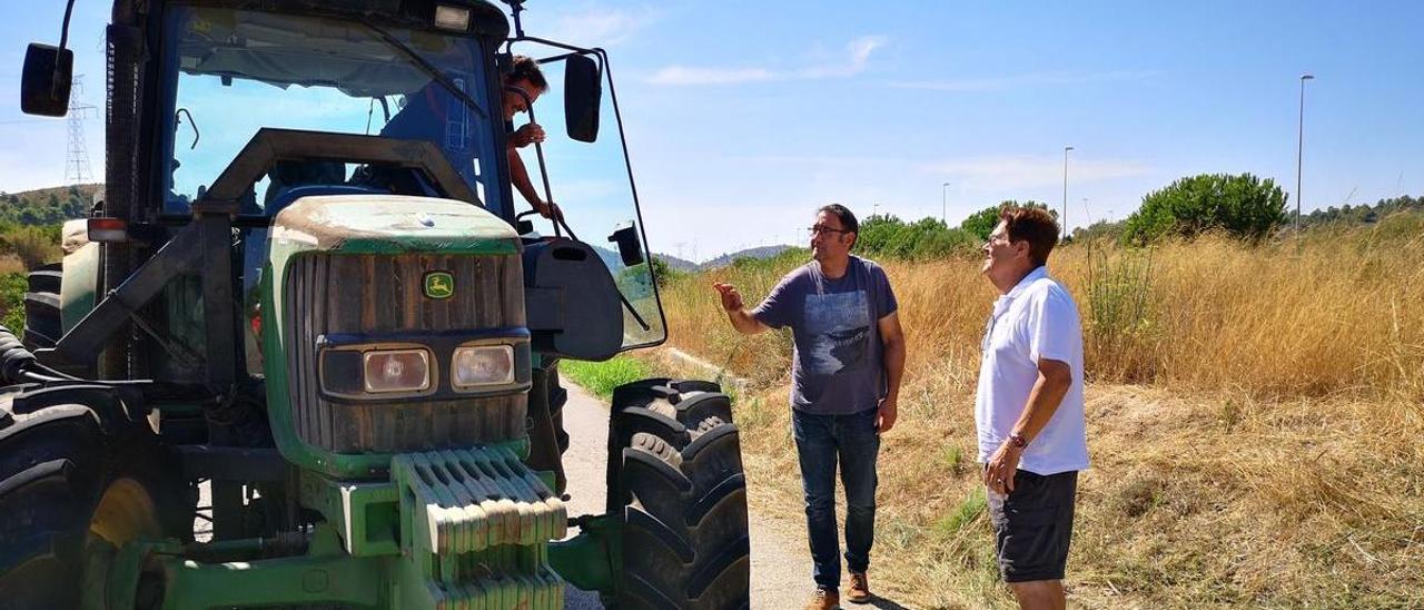 Fernando Daròs, concejal de Agricultura, junto a operarios de su área.