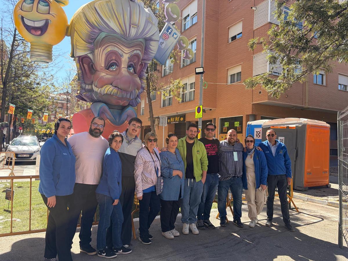 El president, amb una xicoteta representació de la comissió, al costat de la falla gran