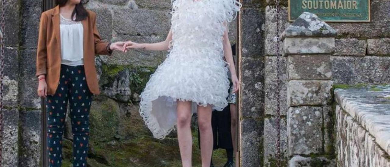 Patricia Crujeiras, ganadora del desfile de la Zona Zero de la Galicia Fashion Week, con su modelo. // FdV