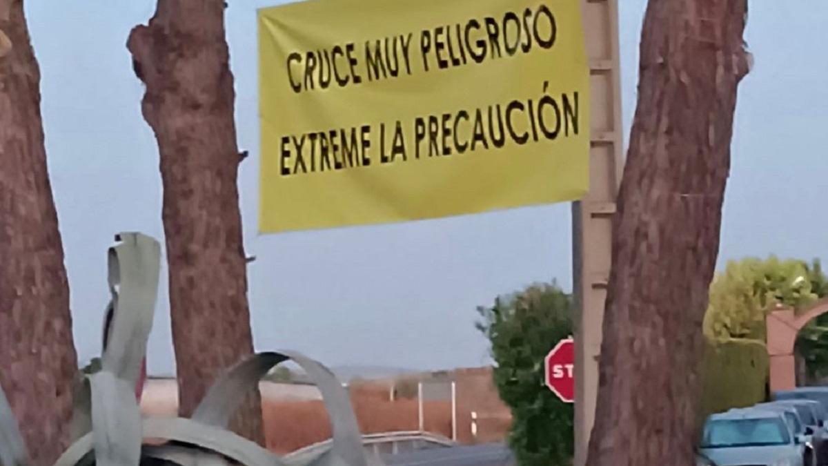 Pancarta que colocaron los vecinos alertando del peligro del cruce.