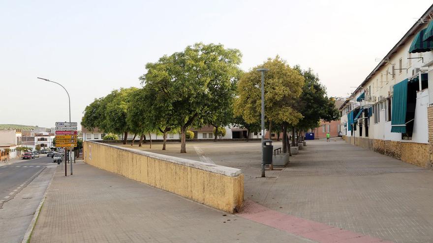 La Plaza de las 88 Viviendas se sitúa entre la calle Pablo Neruda y las avenidas de Granada y del Marqués de la Vega.
