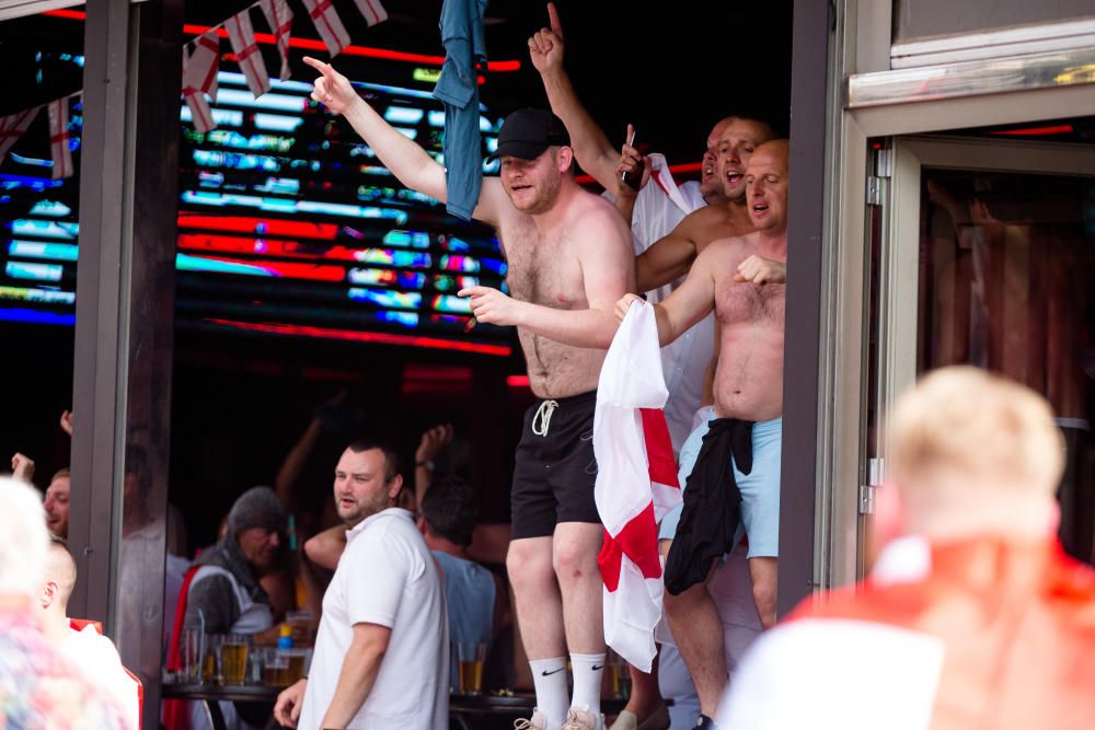 El pase de Inglaterra a semifinales del Mundial de Rusia provoca la euforia de los hinchas ingleses que han tenido que ser desalojados de los locales.