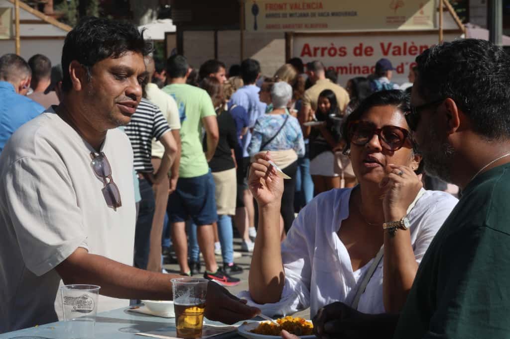 La plaza del Ayuntamiento de València se convierte en un gran restaurante al aire libre con el Tastarròs
