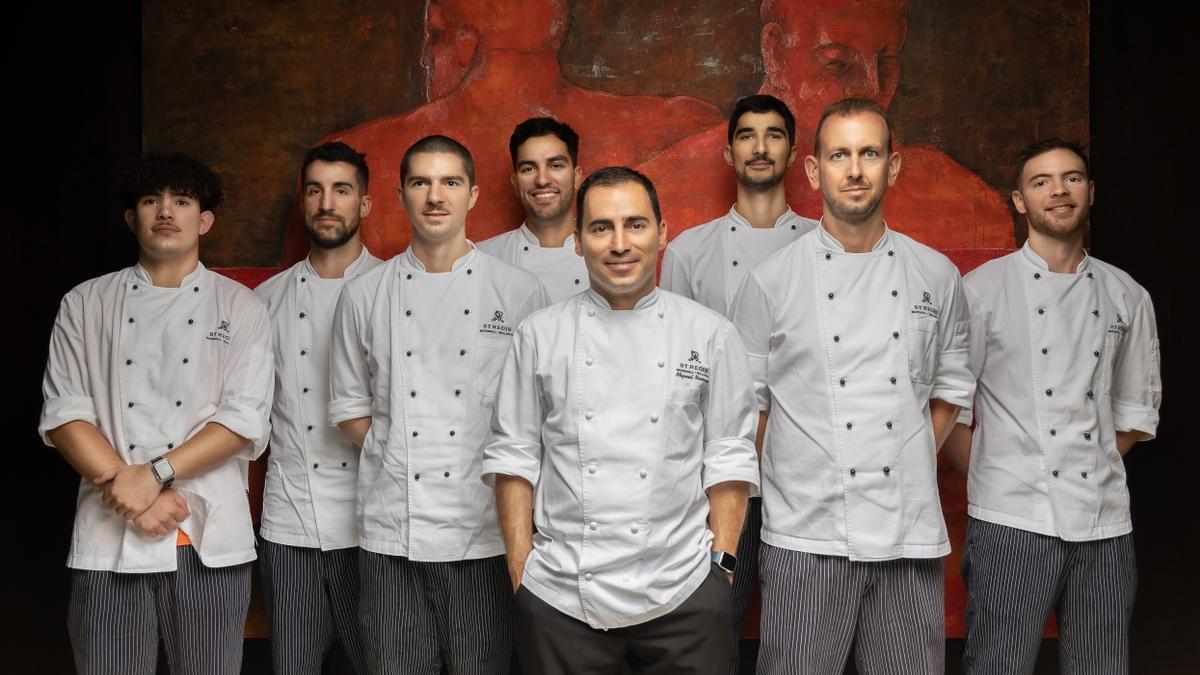 El chef Miguel Navarro (centro) junto a su equipo deleita con su personalísima cocina con el protagonismo de un producto de máxima calidad y sabor.