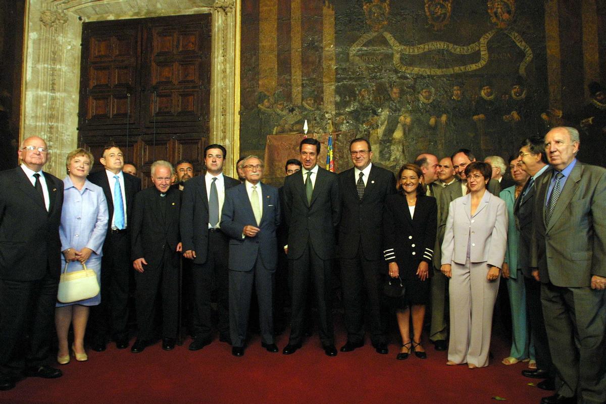Los primeros 21 académicos (17 hombres y 4 mujeres) el día de su nombramiento por las Cortes Valencianas junto al entonces presidente Eduardo Zaplana en el Palau de la Generalitat, 2001.