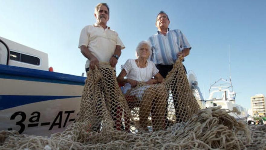 Los vecinos de Santa Pola José Manuel Mas, Vicenta Salieto y Vicente José Martínez han dedicado toda su vida a la pesca.