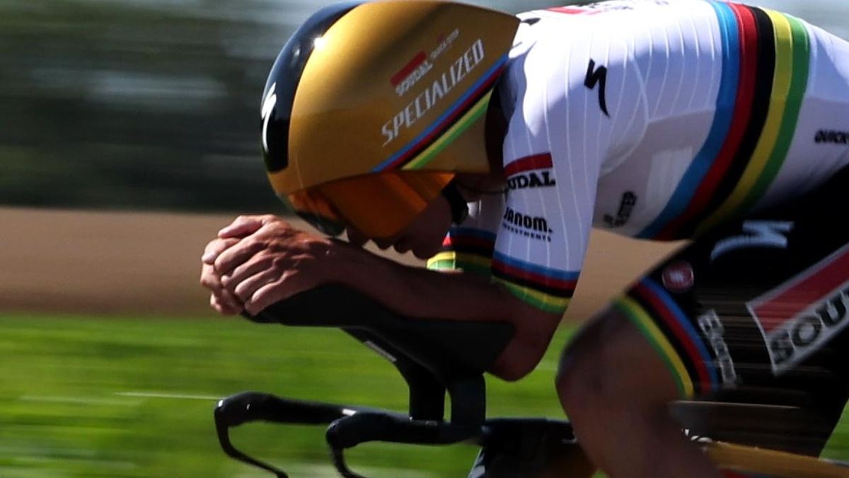 Remco Evenepoel acoblat a la seva bicicleta de contrarellotge, durant l'etapa