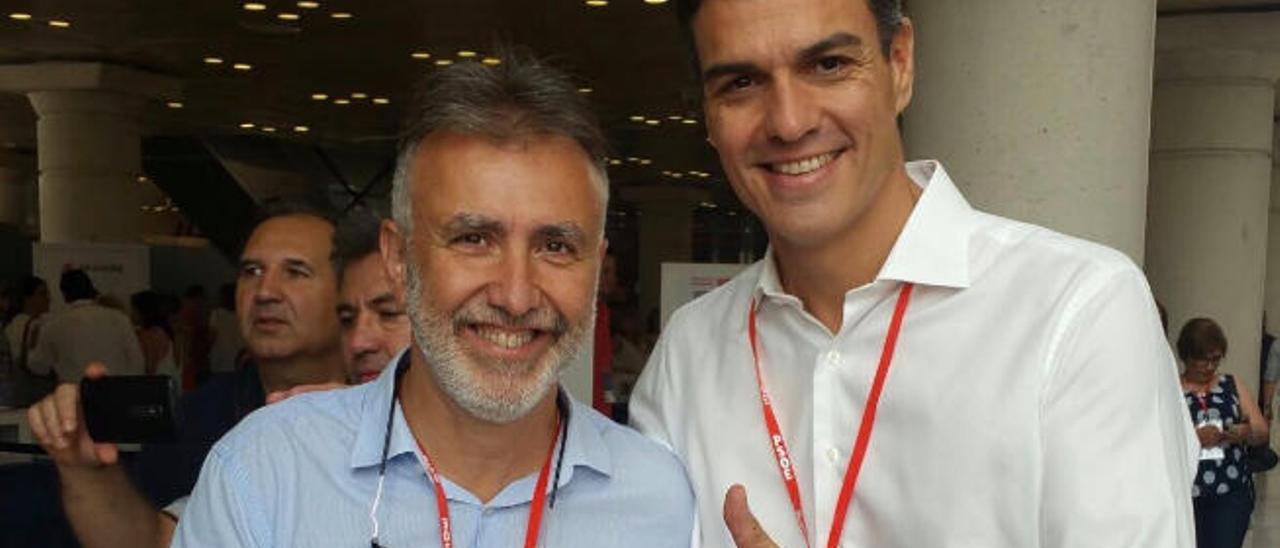 Ángel Víctor Torres con Pedro Sánchez.