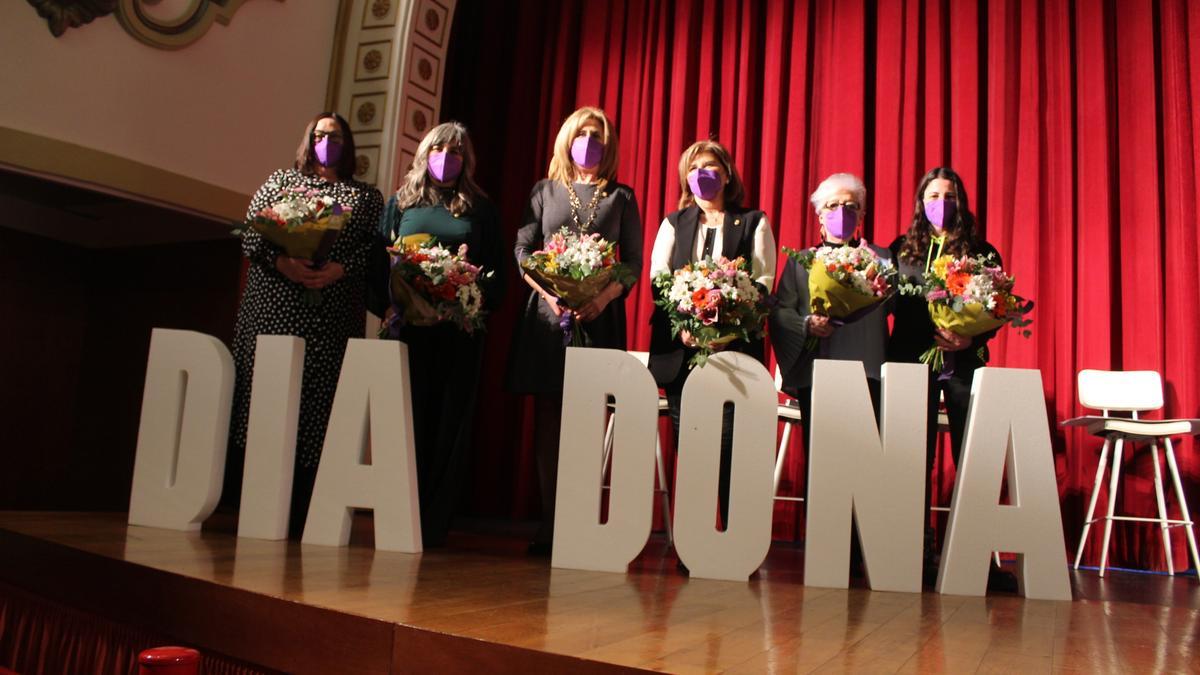 Imagen de las cinco mujeres emblemáticas y una representante del Club Handbol Nules.