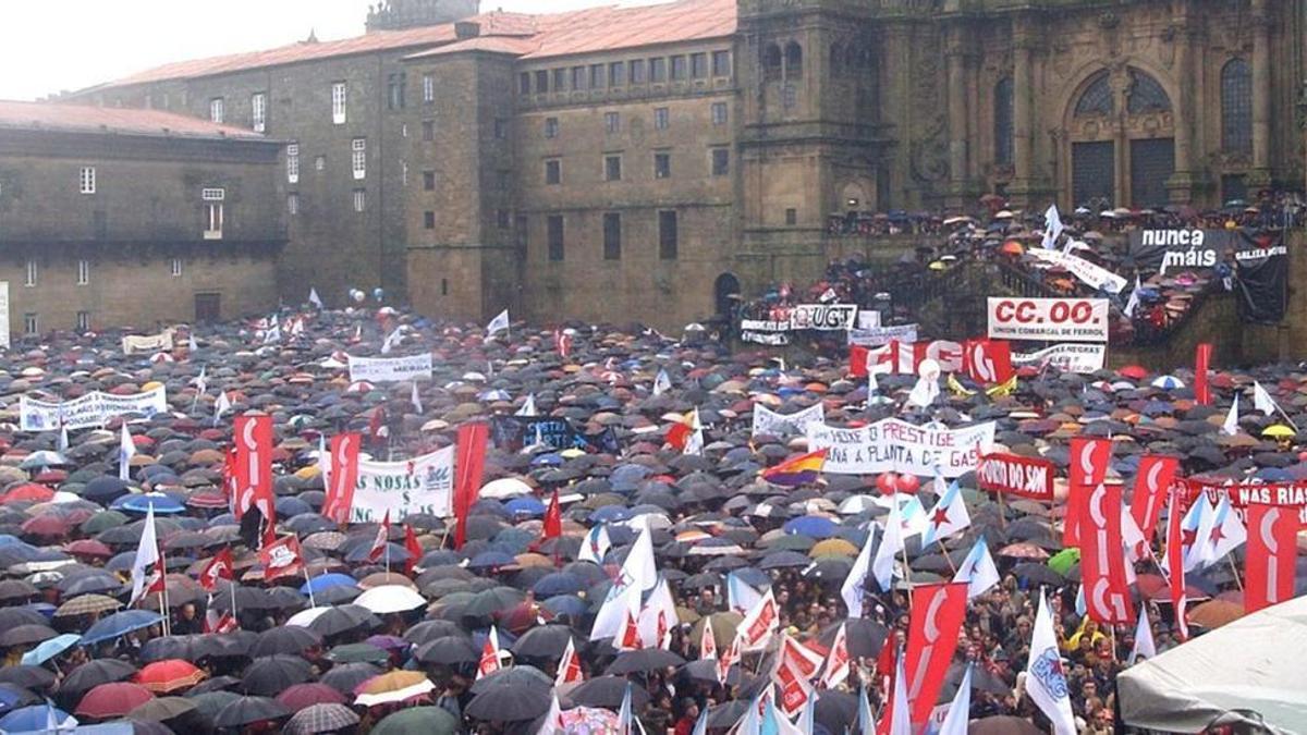 Manifestación organizada por “Nunca máis” en Santiago un año después de la tragedia del petrolero.