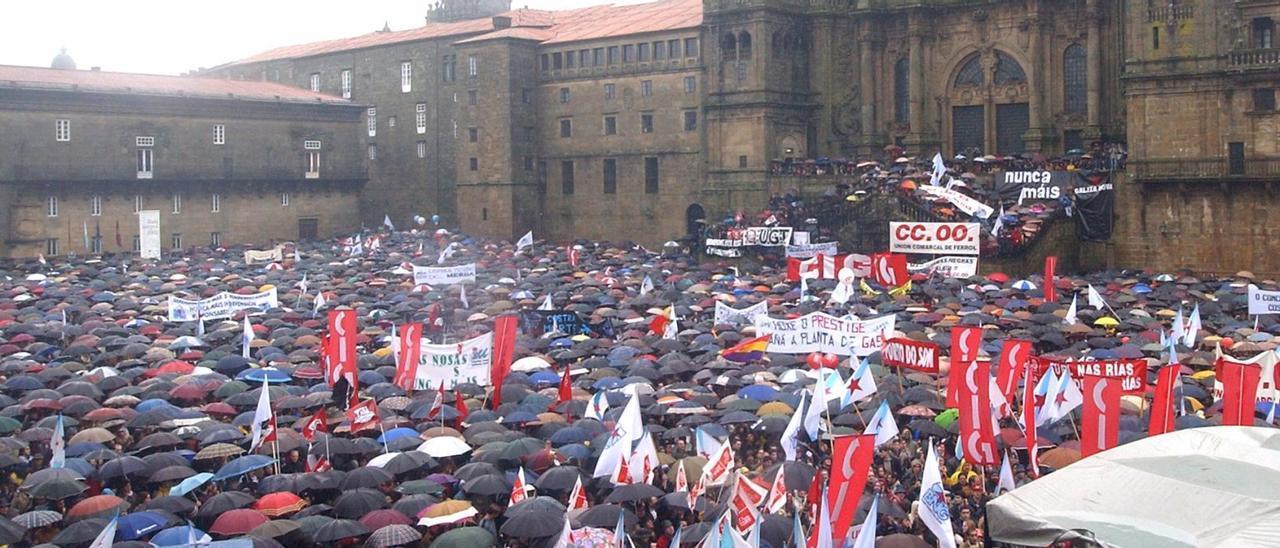 Manifestación organizada por “Nunca máis” en Santiago un año después de la tragedia del petrolero.