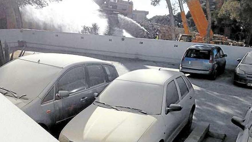 Los vehículos cubiertos de polvo procedente de las obras .