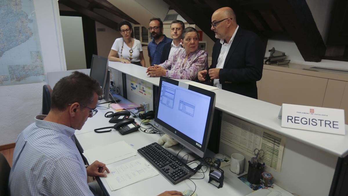 Els diputats de Junts pel Sí i la CUP registren la llei del referèndum al Parlament.