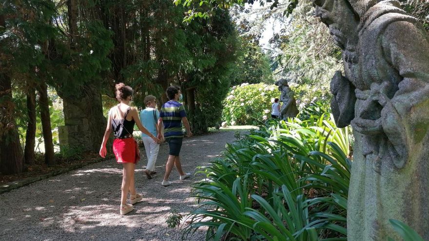 Jardines de Meirás, con una de las esculturas que el juzgado impide retirar en primer término. | // LA OPINIÓN