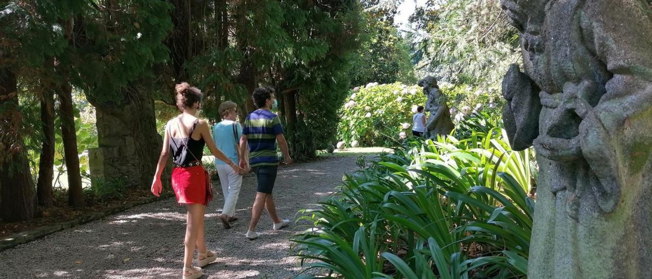 Jardines de Meirás, con una de las esculturas que el juzgado impide retirar en primer término. |   // LA OPINIÓN