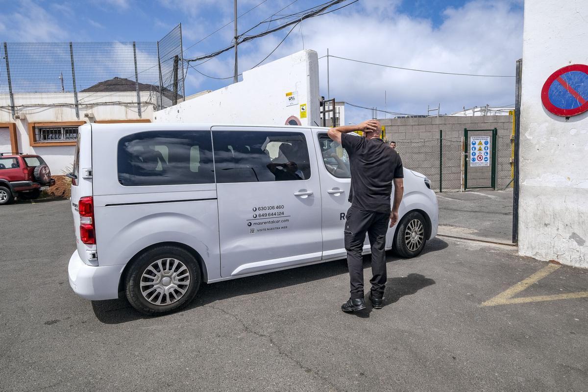 Traslado de menores migrantes asilados a las instalaciones del Canarias 50 en La Isleta