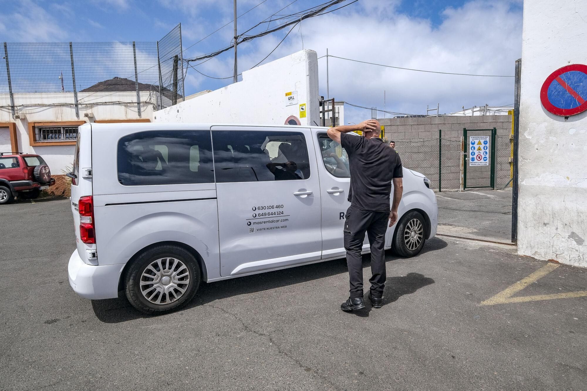 Traslado de menores migrantes asilados a las instalaciones del Canarias 50 en La Isleta