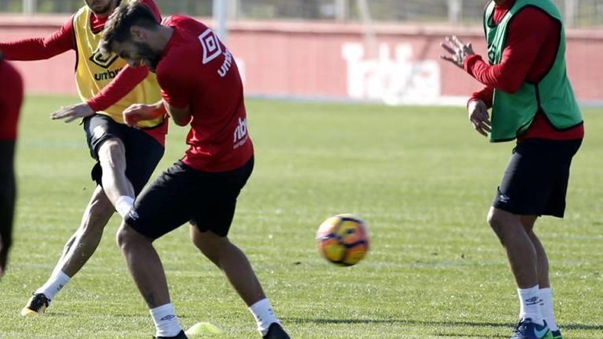 Un tiro de Óscar Díaz rebota en Company, ayer.