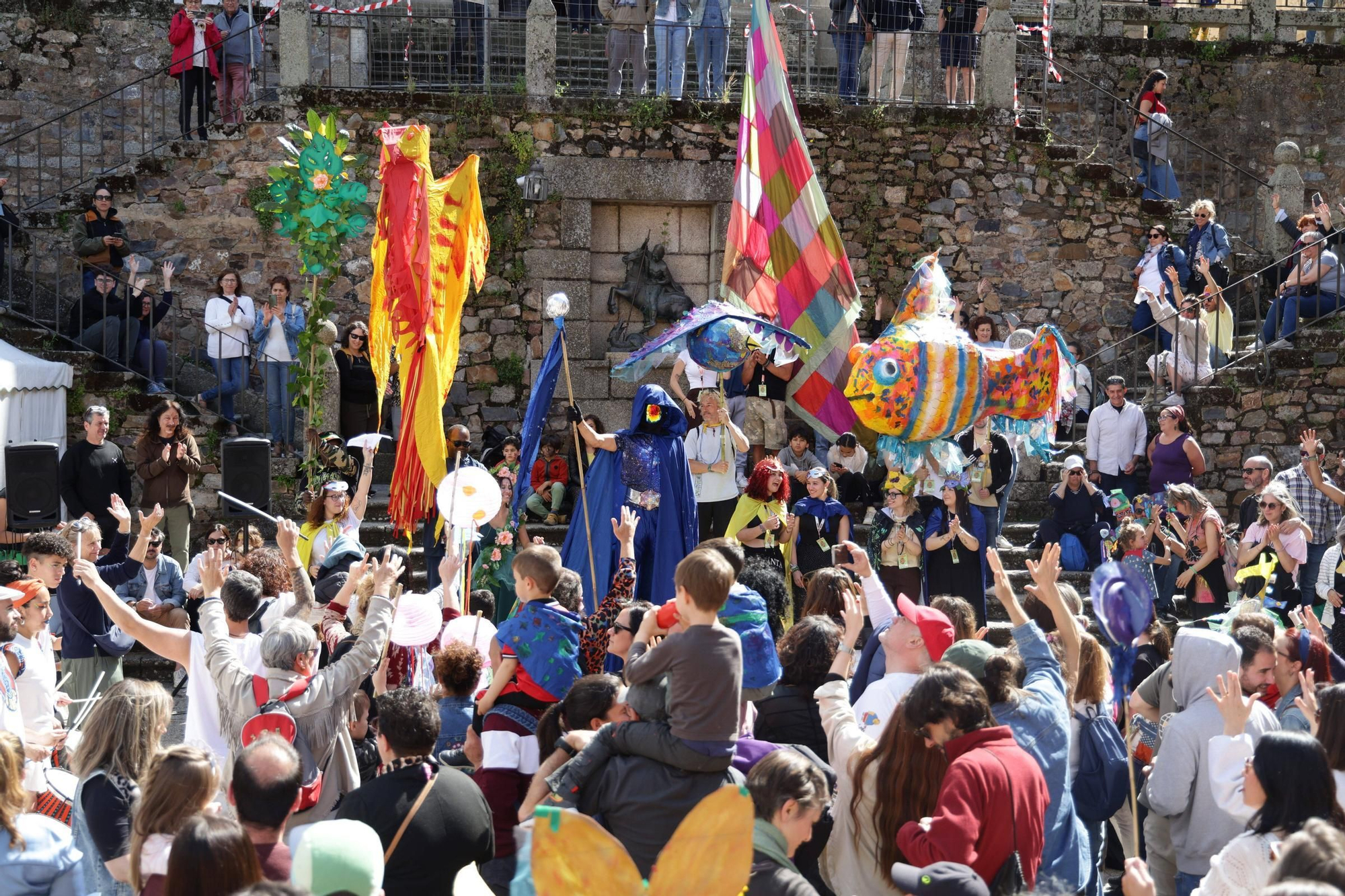 Las imágenes de este domingo de Womad en Cáceres: el pasacalles pone el broche final